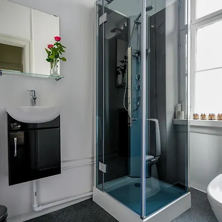 Sanders Merchant - Lovely Two-bedroom In Center Of