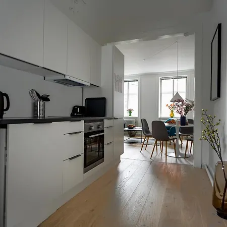 Sanders Merchant - Lovely Two-bedroom In Center Of Apartment *