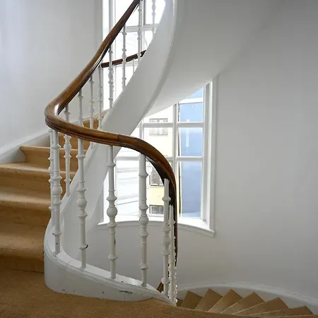Sanders Merchant - Lovely Two-bedroom In Center Of Apartment *
